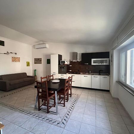 Appartamento Deluxe House Of Loto'S Fiumicino Esterno foto